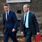 El ministro británico para el "brexit", Dominic Raab (d), y el de Defensa, Gavin Williamson (i), llegan hoy a una reunión del Consejo de Ministros en Downing Street. EFE/ Neil Hall