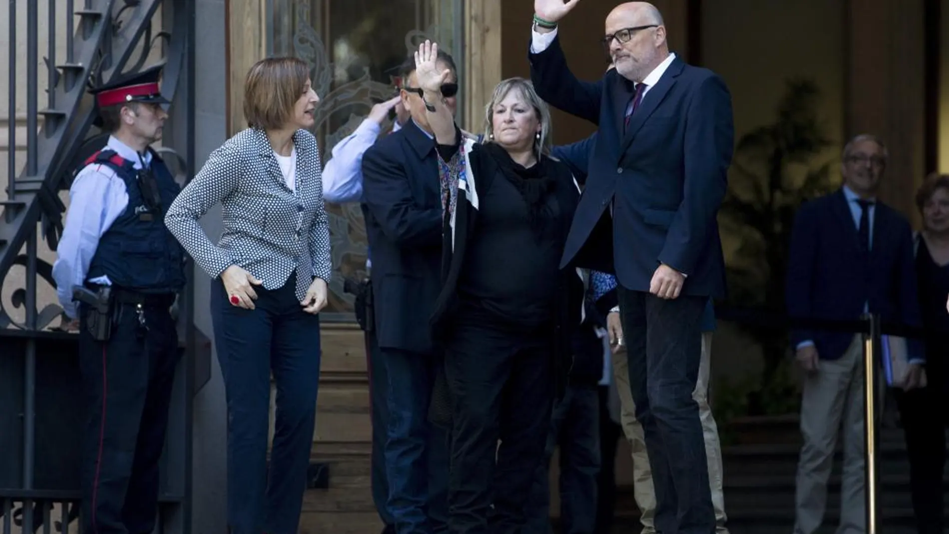 El vicepresidente primero de la Mesa del Parlament, Lluís Corominas (d), y la secretaria cuarta, Ramona Barrufet (c), ambos de Junts pel Sí, acompañados por la presidenta del Parlament, Carme Forcadell, a su llegada al Tribunal Superior de Justicia de Cataluña (TSJC).