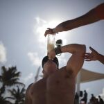 Dos jóvenes en una fiesta en una playa