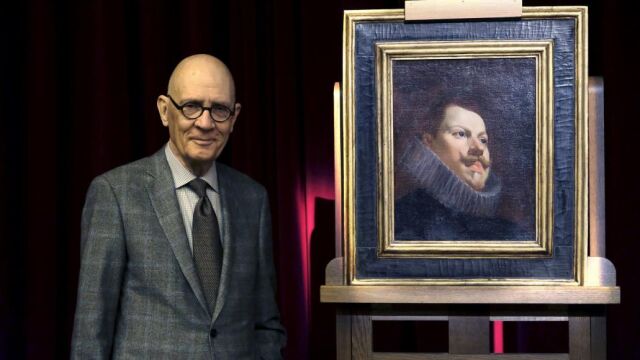 Fotografía facilitada por el Museo Nacional del Prado del investigador e hispanista William B. Jordan junto a la obra "Retrato de Felipe III", atribuida a Velázquez