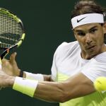 Rafael Nadal devuelve al pelota al ucraniano Illya Marchenko durante la semifinal del torneo de tenis de Doha, Catar hoy 8 de enero de 2016.