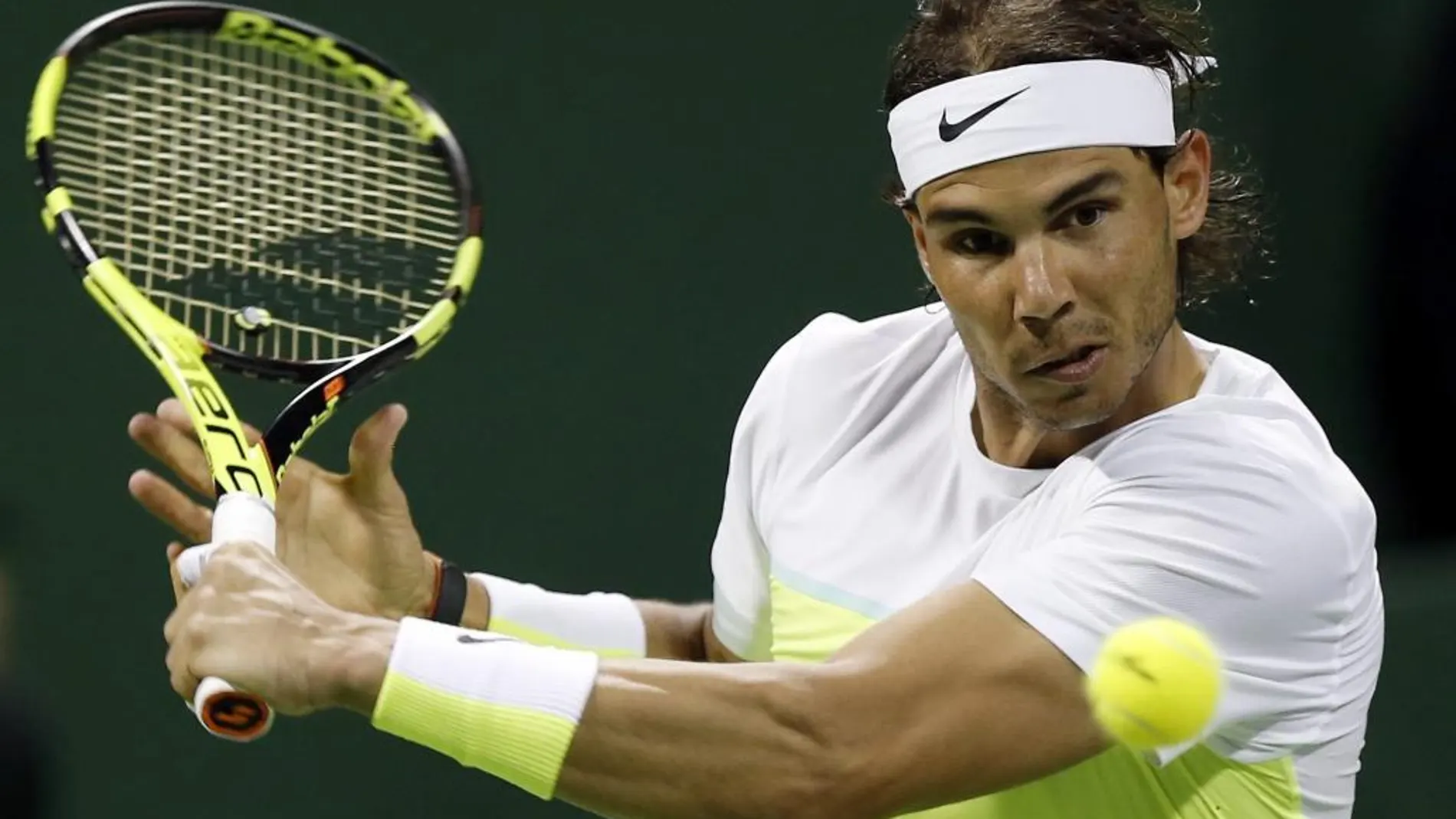 Rafael Nadal devuelve al pelota al ucraniano Illya Marchenko durante la semifinal del torneo de tenis de Doha, Catar hoy 8 de enero de 2016.
