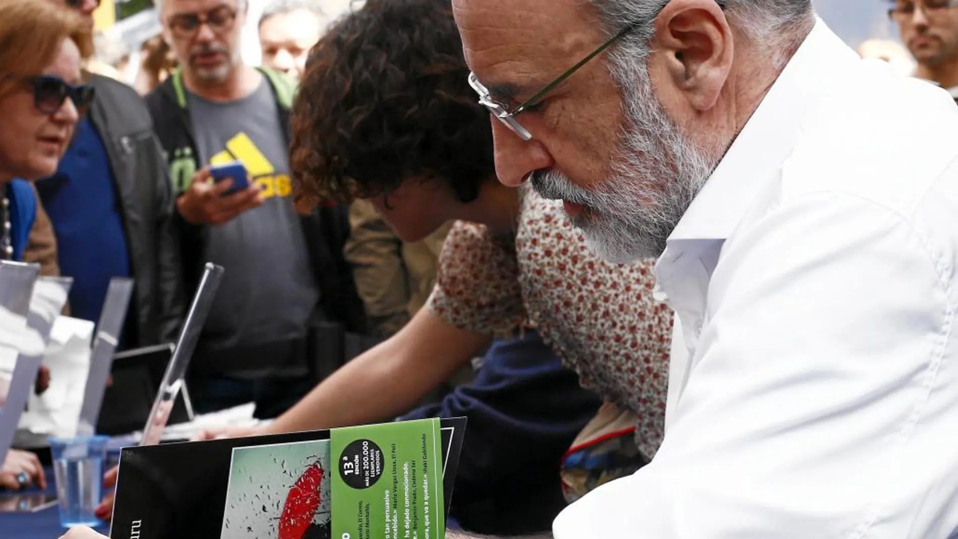 Fernando Aramburu (en la imagen firmando ejemplares) fue el autor más solicitado ayer en Sant Jordi