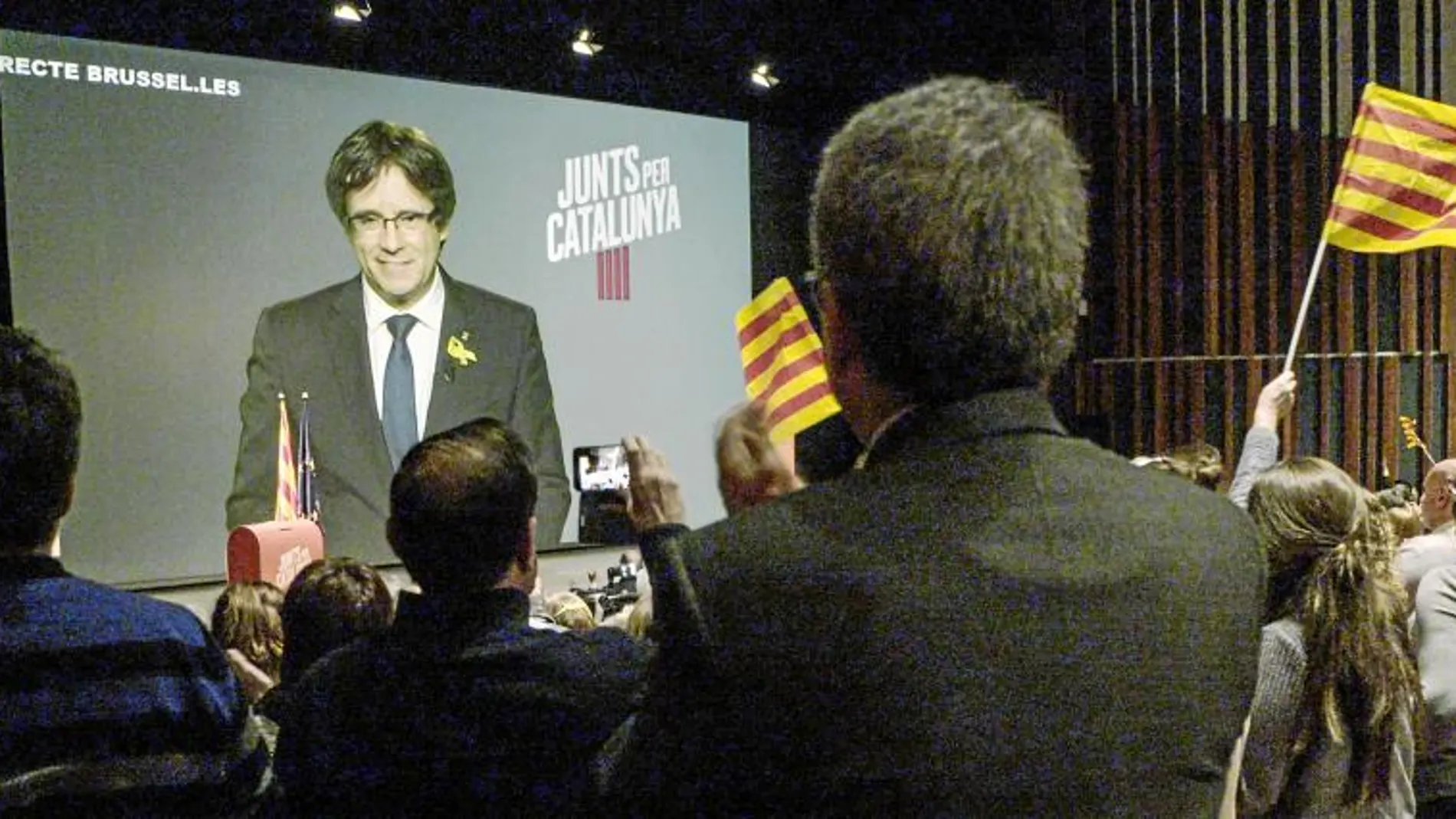 «Dos Cataluñas» muestra el día a día de una campaña protagonizada por Puigdemont como candidato desde Bruselas. Netflix