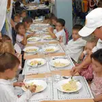  La Cruz Roja beca a 500 niños para costear su comida escolar