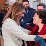 Sáenz de Santamaría dialoga con la ex presidenta Susana Díaz / Foto: Efe