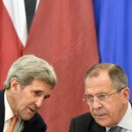 El secretario de Estado de EEUU, John Kerry, charla con el ministro de Asuntos Exteriores ruso, Sergéi Lavrov, durante la conferencia sobre Siria