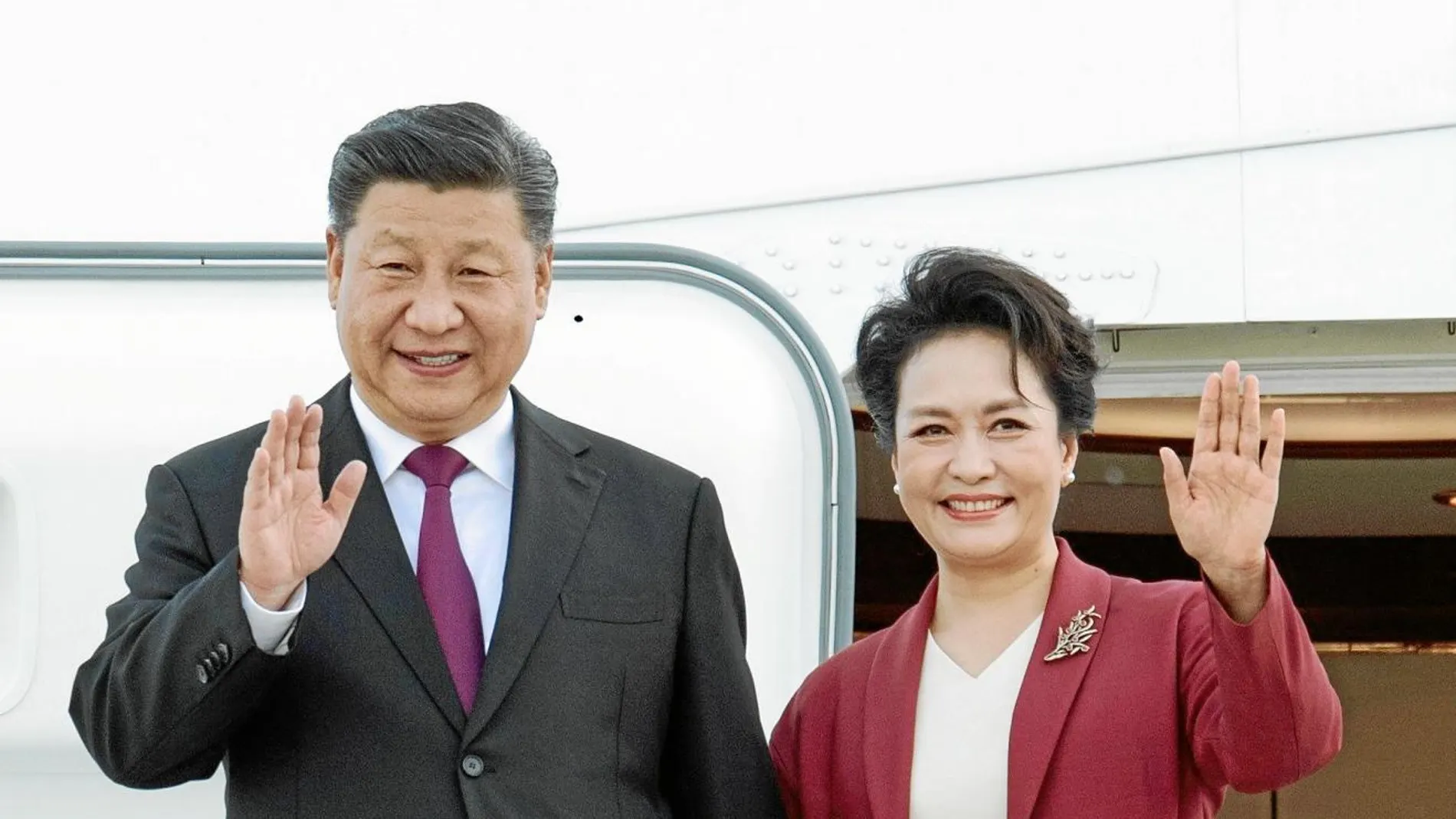 Xi Jinping y su mujer Peng Liyuan, ayer en su llegada a Madrid