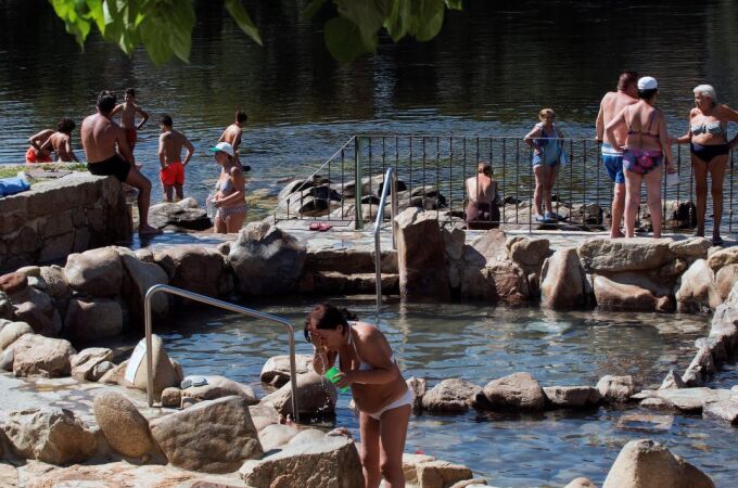 Un grupo de personas se refrescan, esta mañana, en la zona fluvial del río Miño y las termas de A Chavasqueira / Efe