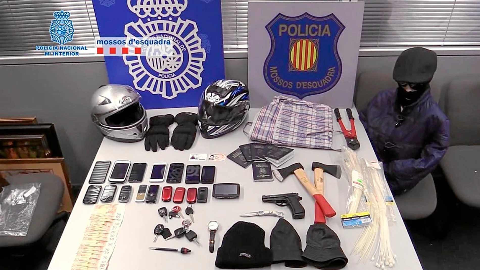 Los agentes incautaron 12 móviles, 1.000 euros en efectivo, una pistola, un hacha y documentación falsificada.