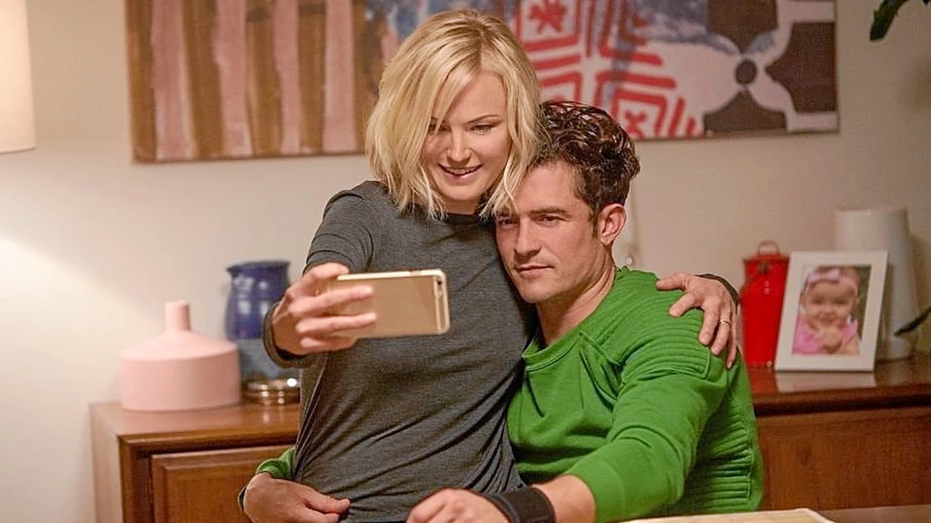 Orlando Bloom y Malin Akerman, en uno de los episodios de «Easy»