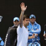 El serbio Novak Djokovic se despide del público tras perder en segunda ronda del Open de Australia contra el uzbeco Denis Istomin