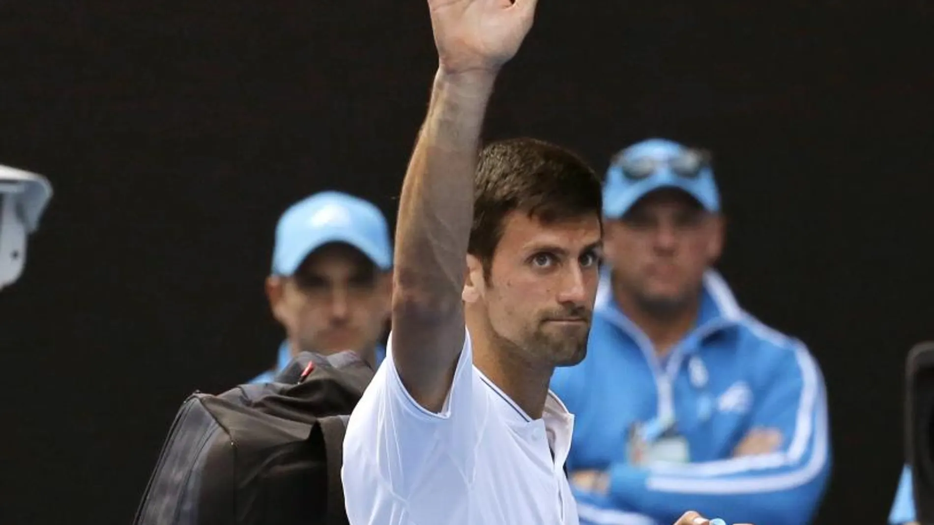 El serbio Novak Djokovic se despide del público tras perder en segunda ronda del Open de Australia contra el uzbeco Denis Istomin