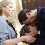 Juanma Moreno junto a uno de sus hijos y su mujer, Manuela / Foto: Efe