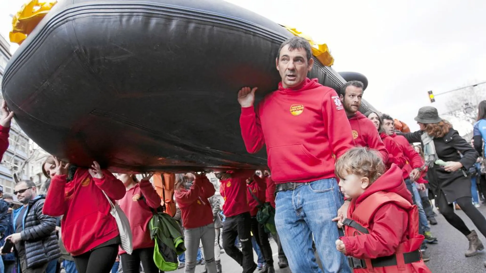 Òscar Camps, de la ONG Pro Activa Open Arms, junto a otros socorristas que salvan vidas en Lesbos encabezó la marcha