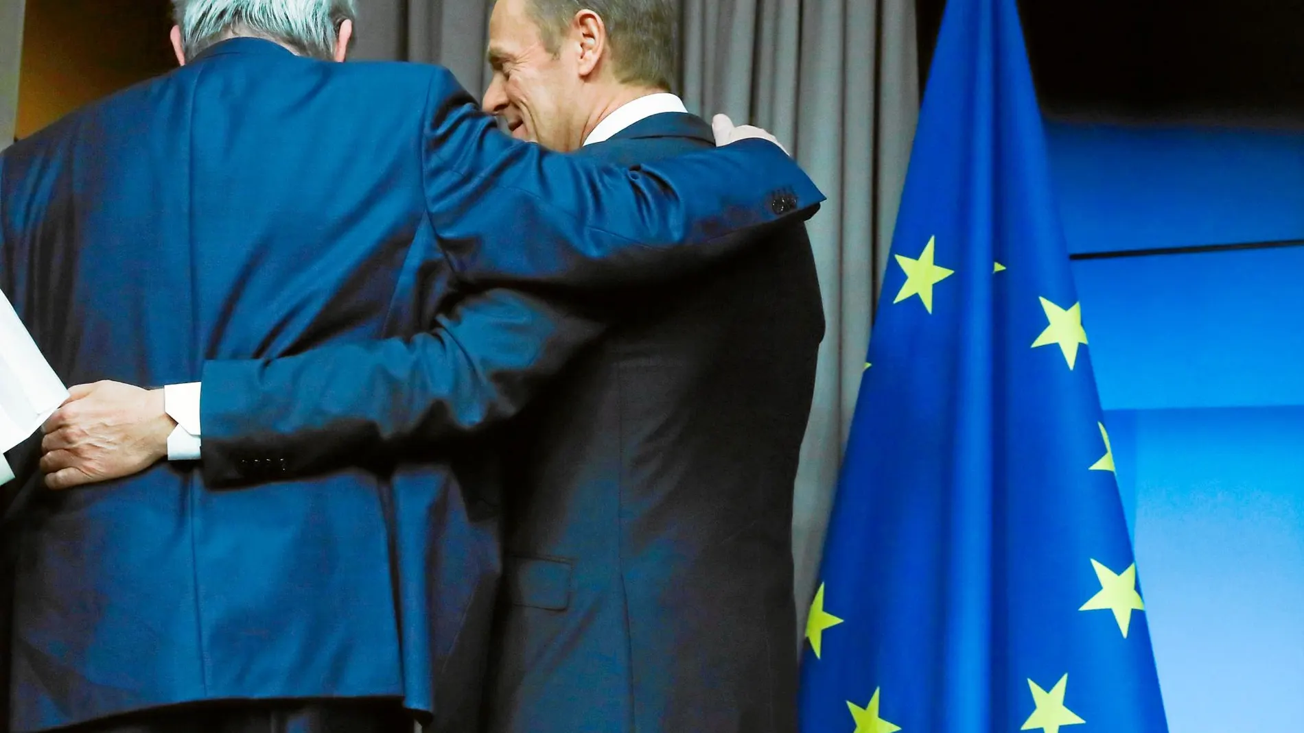 «El Brexit en vuestras manos». Tusk, en la imagen junto a Juncker, apeló ayer a la clase política británica y aseguró que está en sus manos cómo termine el proceso de divorcio / Reuters