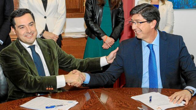 Juan Manuel Moreno firmó ayer con Juan Marín los puntos que marcarán el gobierno de Andalucía.