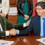 Juan Manuel Moreno firmó ayer con Juan Marín los puntos que marcarán el gobierno de Andalucía.