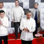 El presidente norteamericano, entre los líderes de los 21 países miembros de la APEC en la foto de familia en Filipinas