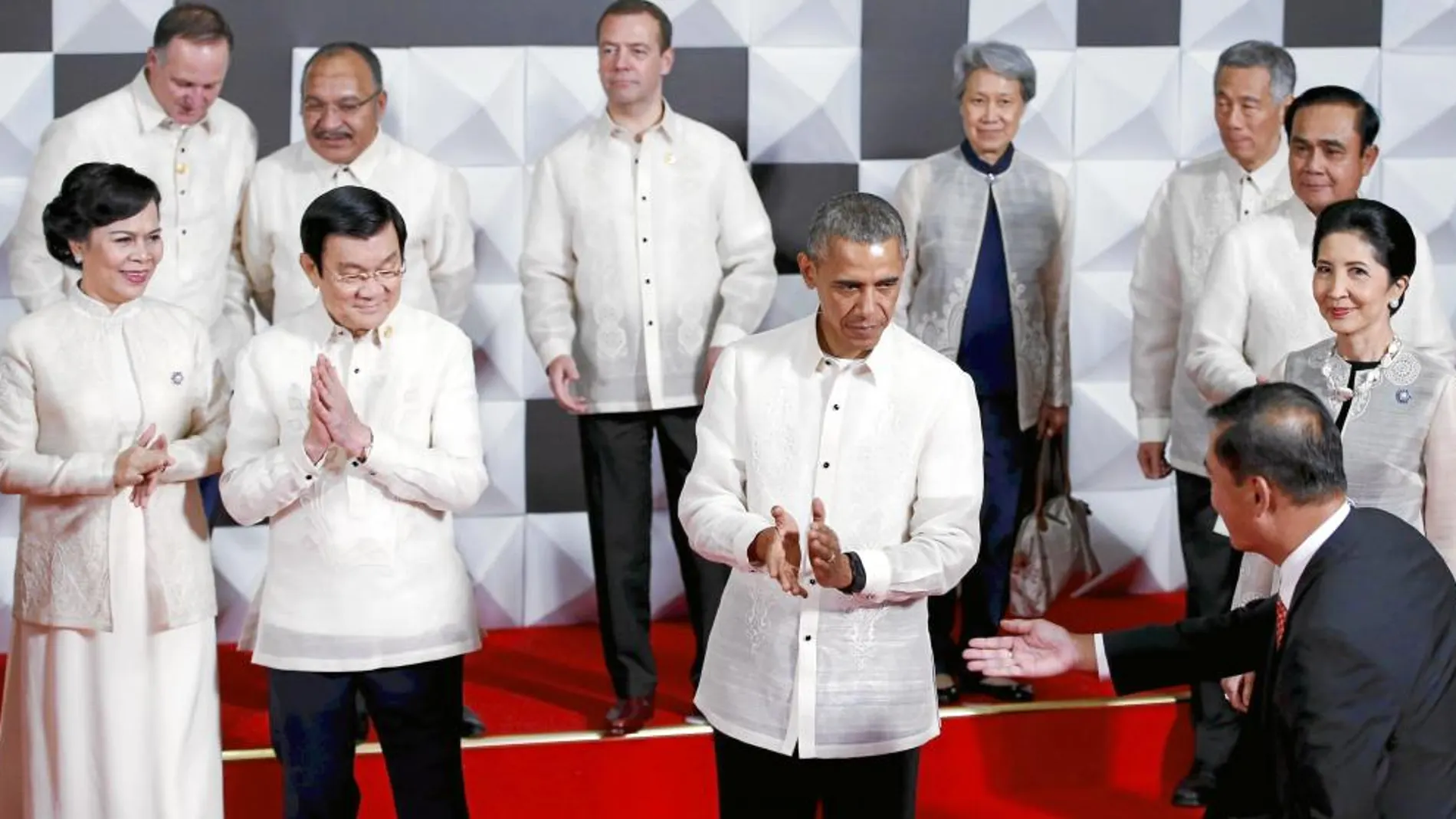 El presidente norteamericano, entre los líderes de los 21 países miembros de la APEC en la foto de familia en Filipinas