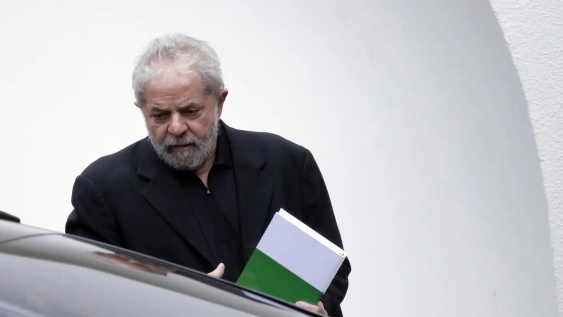 El expresidente brasileño Luiz Inácio Lula da Silva sale de un desayuno con senadores de la base del Gobierno de la presidenta Dilma Rousseff, el miércoles 9 de marzo de 2016