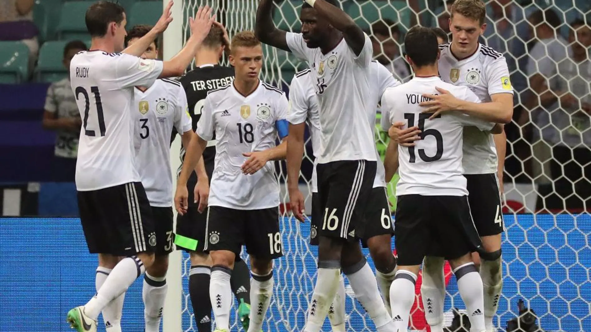 Jugadores de Alemania celebran al vencer 4-1 a México