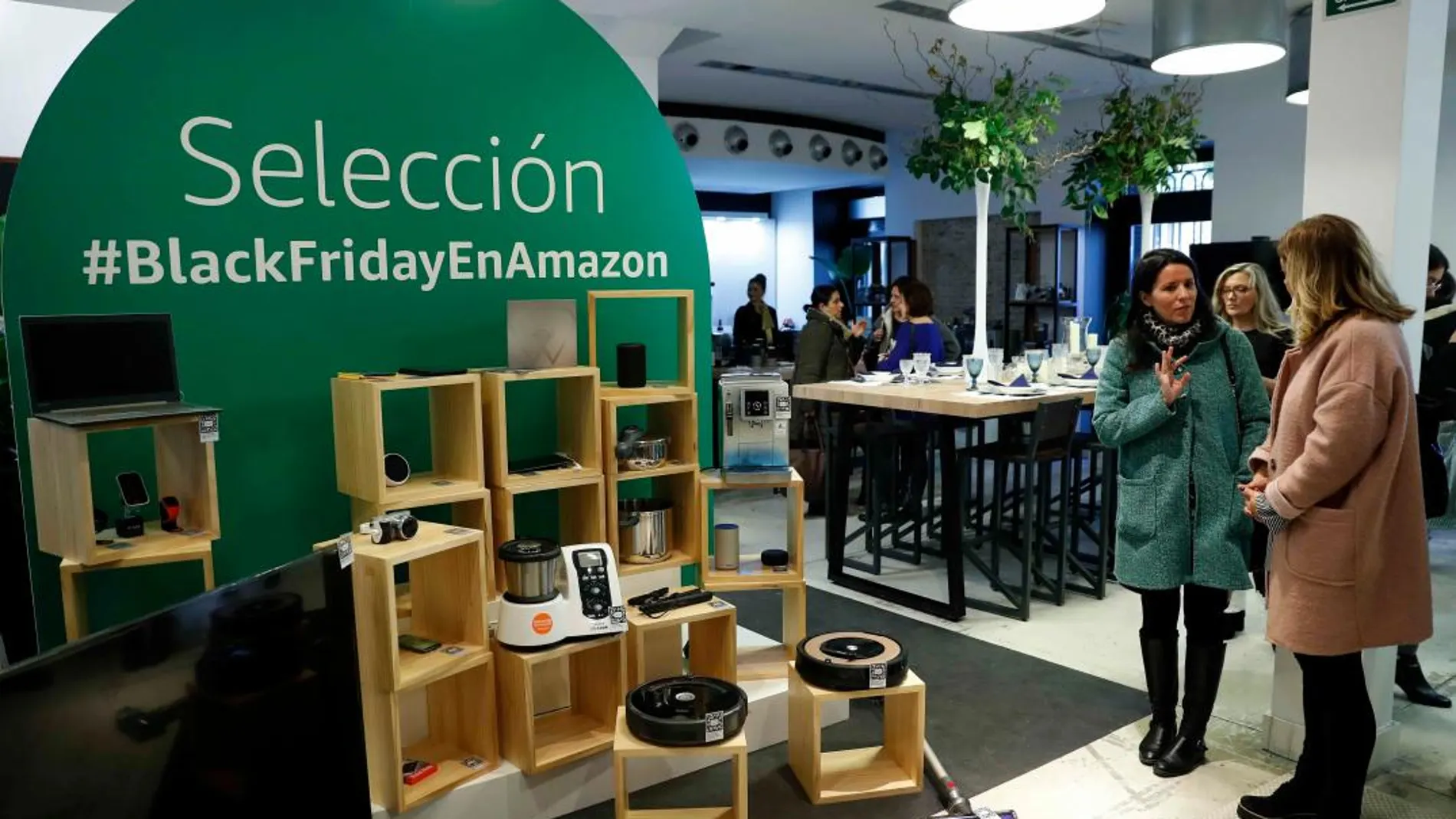 Varias personas dentro de la tienda temporal de Amazon, compañía estadounidense de comercio electrónico, que esta mañana ha sido presentada en Madrid.- EFE/Chema Moya