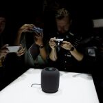 Fotógrafos toman imágenes del nuevo altavoz de Apple, Home Pod, tras su presentación
