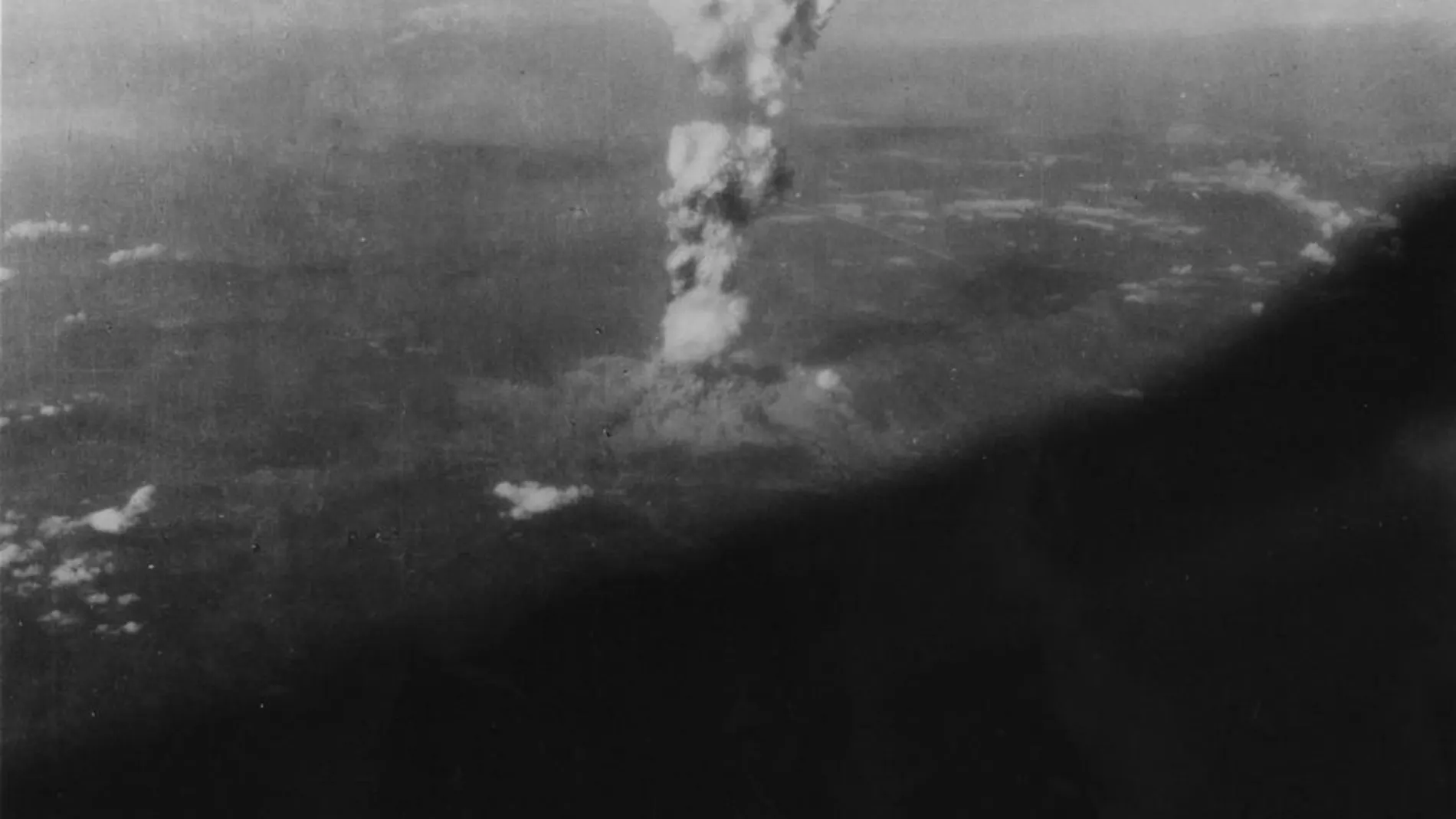 Fotografía facilitada por la Biblioteca del Congreso de EEUU, de la nube con forma de hongo formada tras el impacto de la bomba atómica sobre la ciudad de Hiroshima el 6 de agosto de 1945
