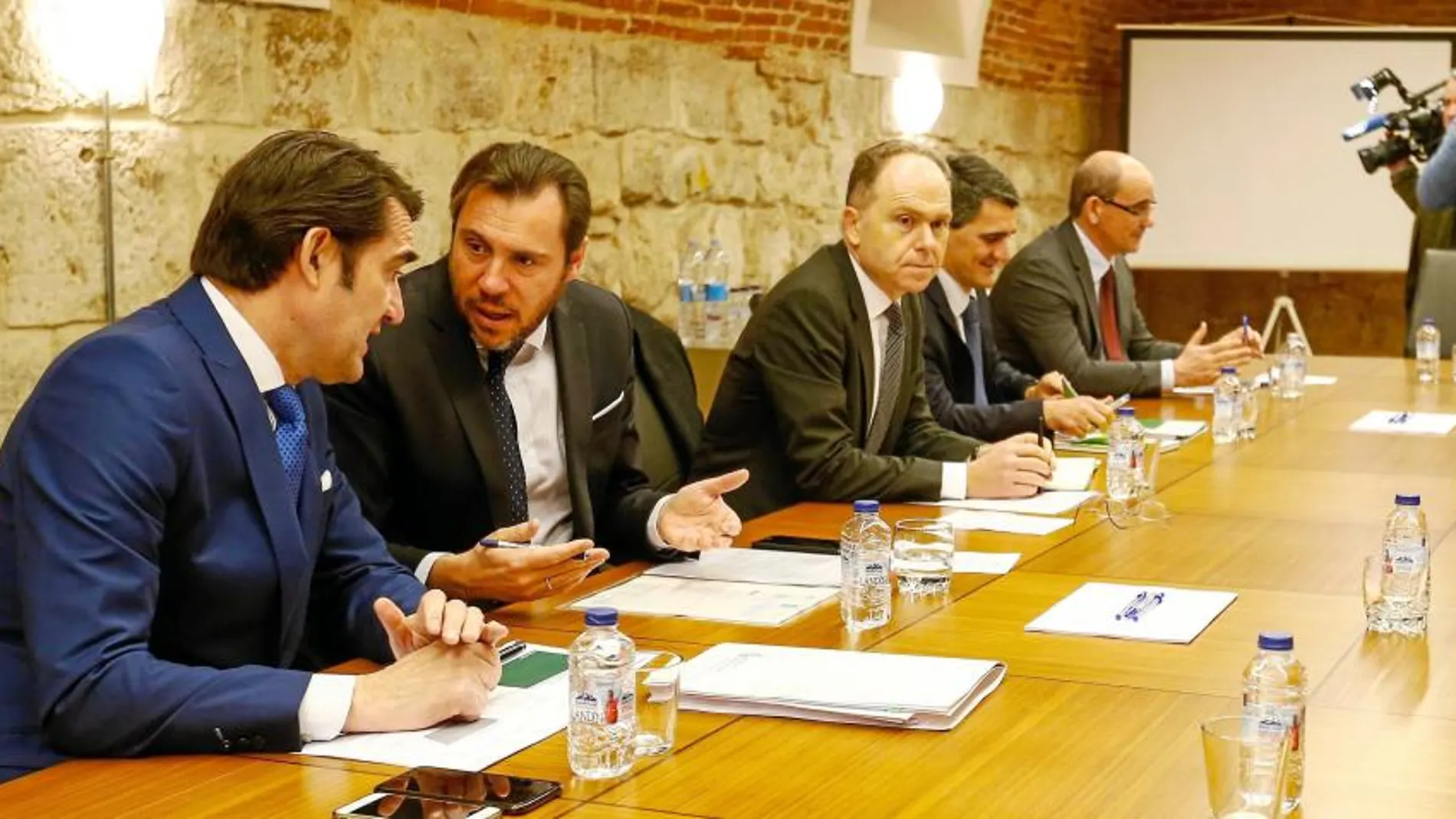 Juan Carlos Suárez-Quiñones, Óscar Puente y Juan Bravo en la reunión donde acordaron las nuevas actuaciones ferroviarias en Valladolid.