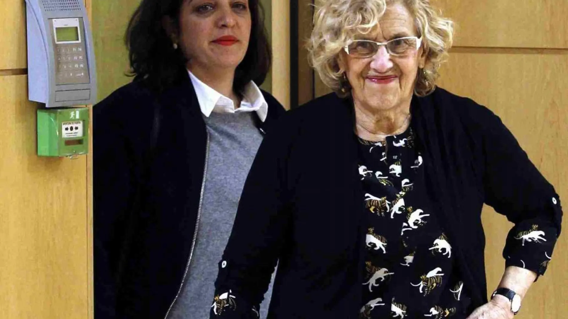 Manuela Carmena junto Celia Mayer ayer en el Ayuntamiento de Madrid.