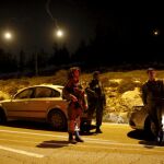 Soldados israelíes hacen guardia en el asentamiento judío de Ontiel