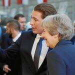 Theresa May es recibida por el primer ministro austriaco, Sebastian Kurz, a su llegada a la cumbre informal europea en la ciudad de Salzburgo, ayer