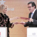 La presidenta de la Comunidad de Madrid y el vicepresidente de la Fundación Amancio Ortega Gaona