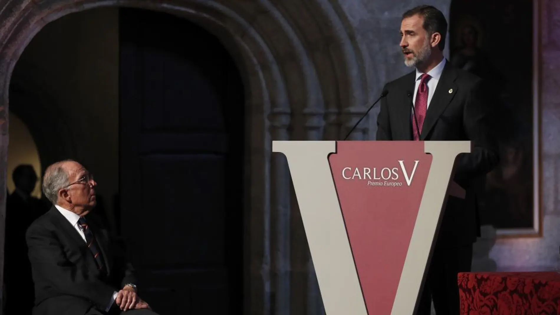 El Rey Felipe VI, durante su discurso en el acto de entrega del XI Premio Europeo Carlos V al ex ministro Marcelino Oreja