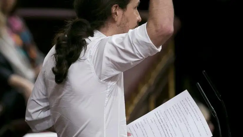Pablo Iglesias acaba su intervención con el puño en alto