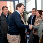 El candidato del PP a la Junta, Alfonso Fernández Mañueco, a su llegada al acto en Soria, junto a Tomás Cabezón y Yolanda de Gregorio