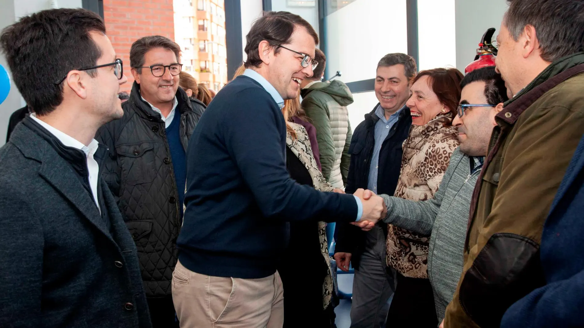 El candidato del PP a la Junta, Alfonso Fernández Mañueco, a su llegada al acto en Soria, junto a Tomás Cabezón y Yolanda de Gregorio