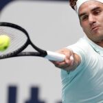 Federer da un golpe de derecha en la final de Miami, en la que se impuso a John Isner
