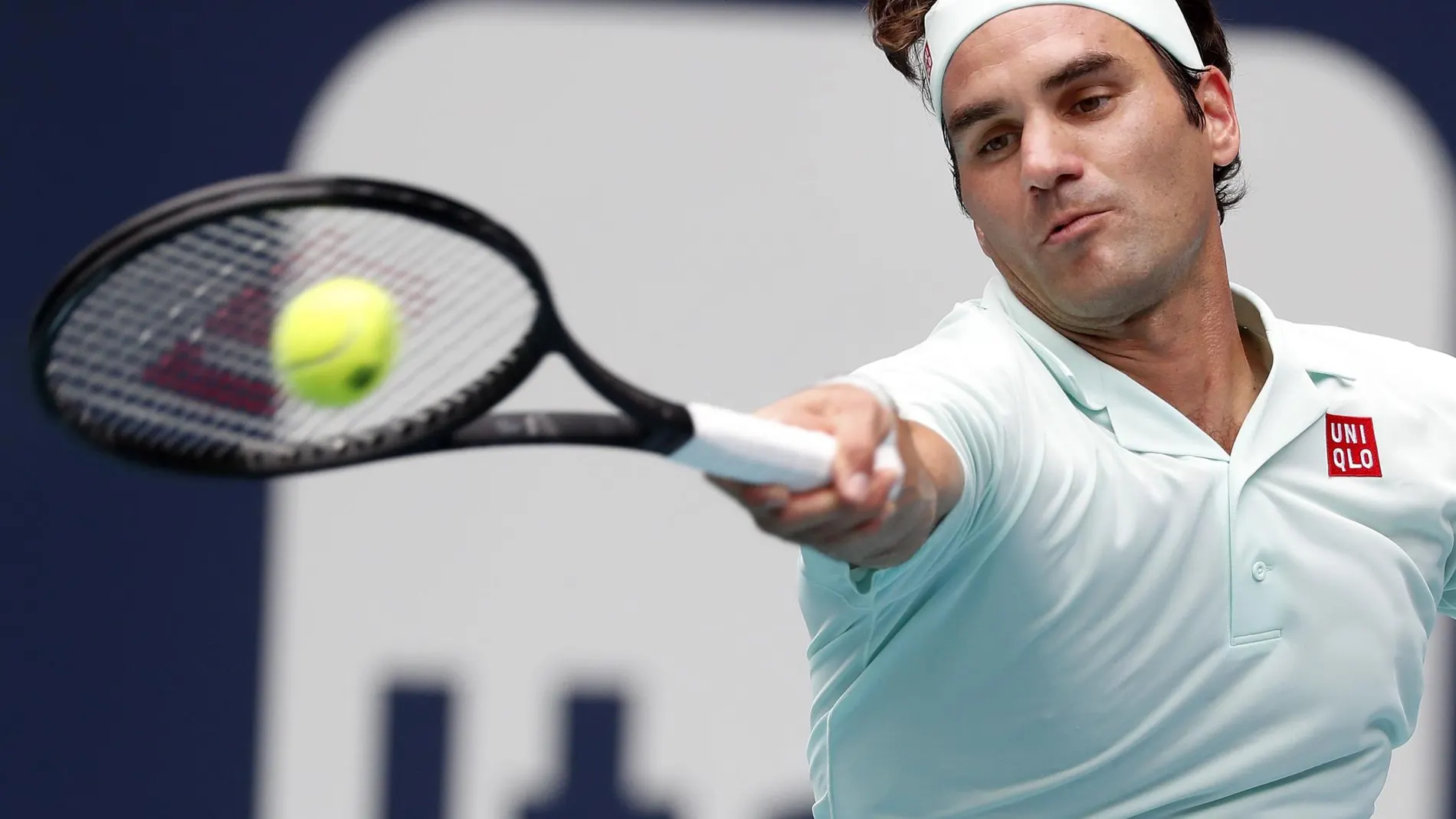 Federer da un golpe de derecha en la final de Miami, en la que se impuso a John Isner