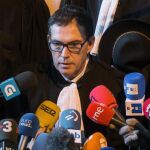 Jaume Alonso Cuevillas, uno de los abogados del expresidente de la Generalitat de Cataluña Carles Puigdemont se dirige a los medios tras la segunda comparecencia de su cliente ante la Justicia belga, en Bruselas