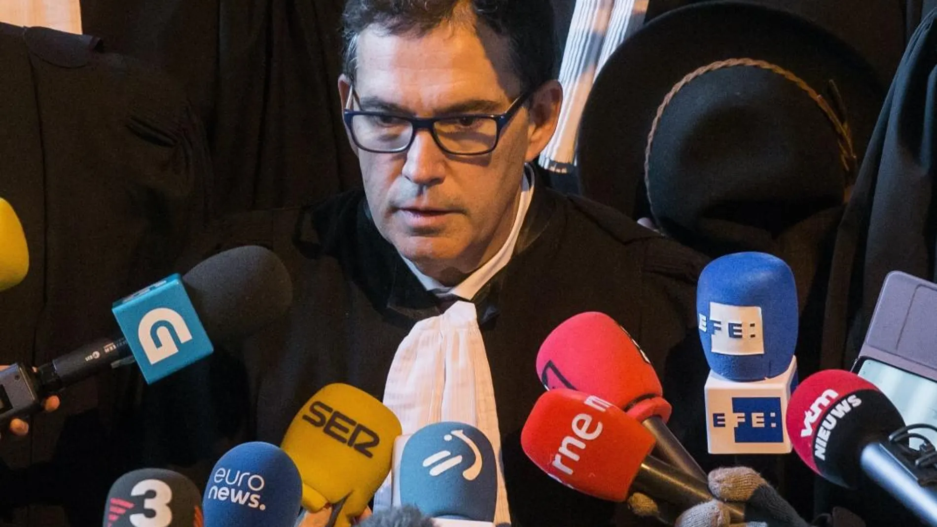 Jaume Alonso Cuevillas, uno de los abogados del expresidente de la Generalitat de Cataluña Carles Puigdemont se dirige a los medios tras la segunda comparecencia de su cliente ante la Justicia belga, en Bruselas