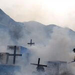 Las fumigaciones masivas son el principal recurso contra el zika. En la imagen, un cementerio en Lima (Perú)