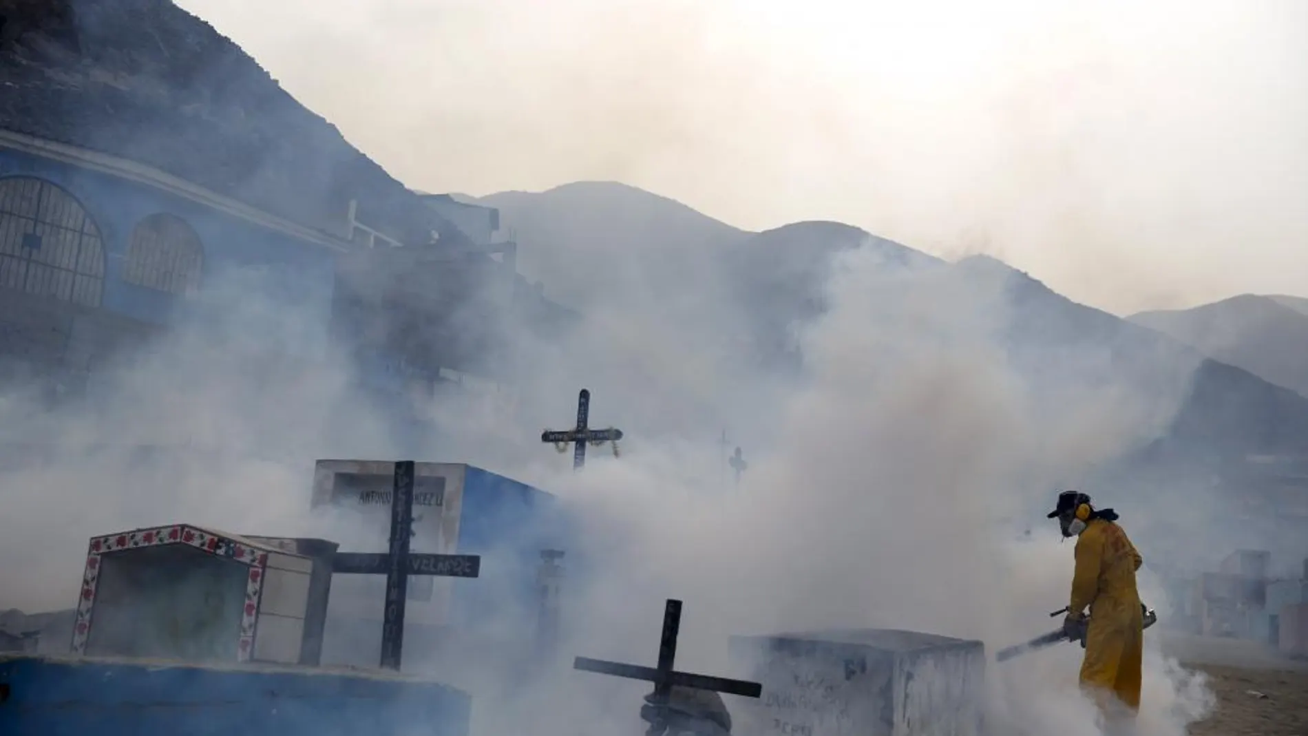 Las fumigaciones masivas son el principal recurso contra el zika. En la imagen, un cementerio en Lima (Perú)