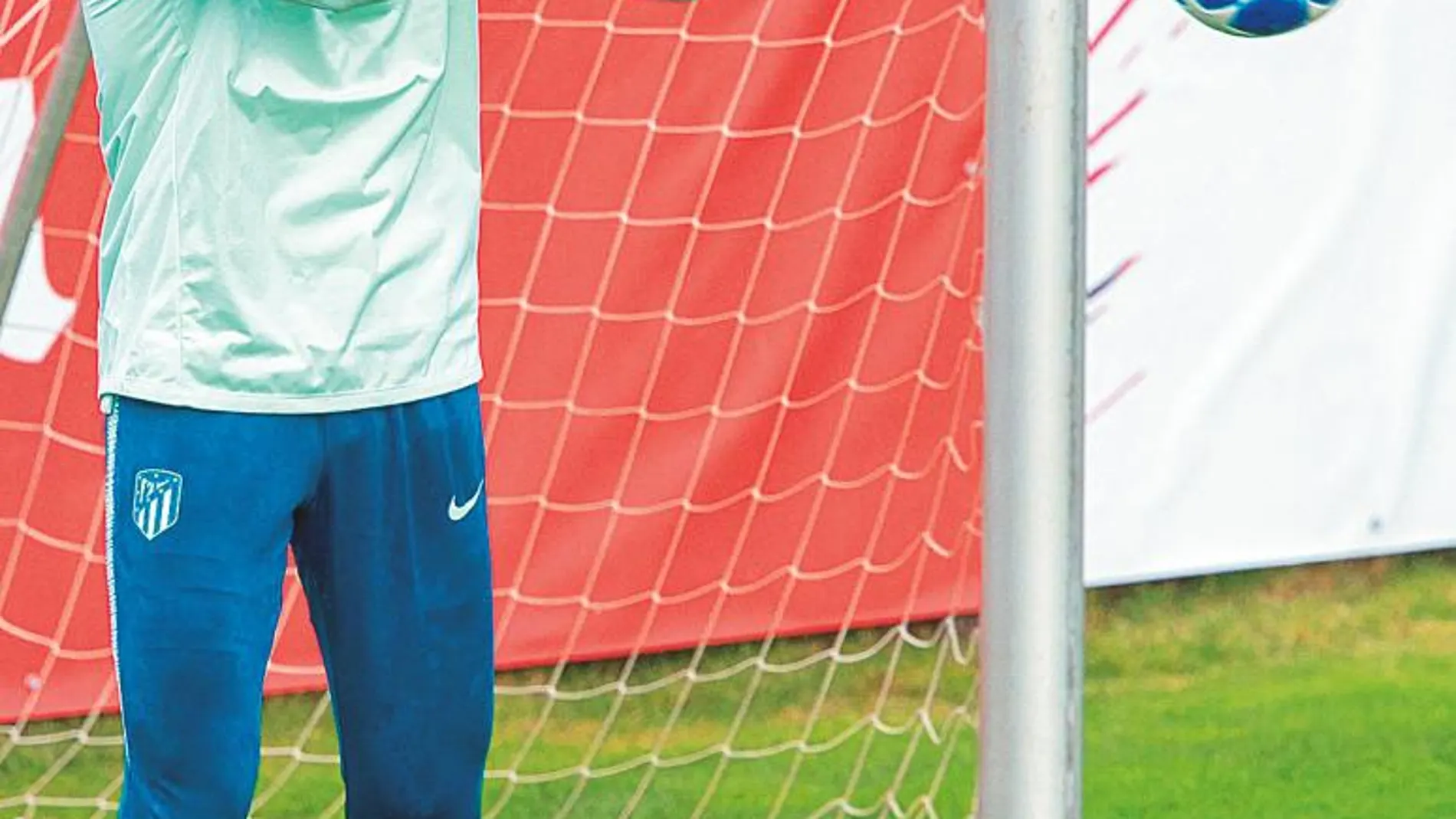 Oblak, durante el último entrenamiento del Atlético antes de enfrentarse al Dortmund / Efe