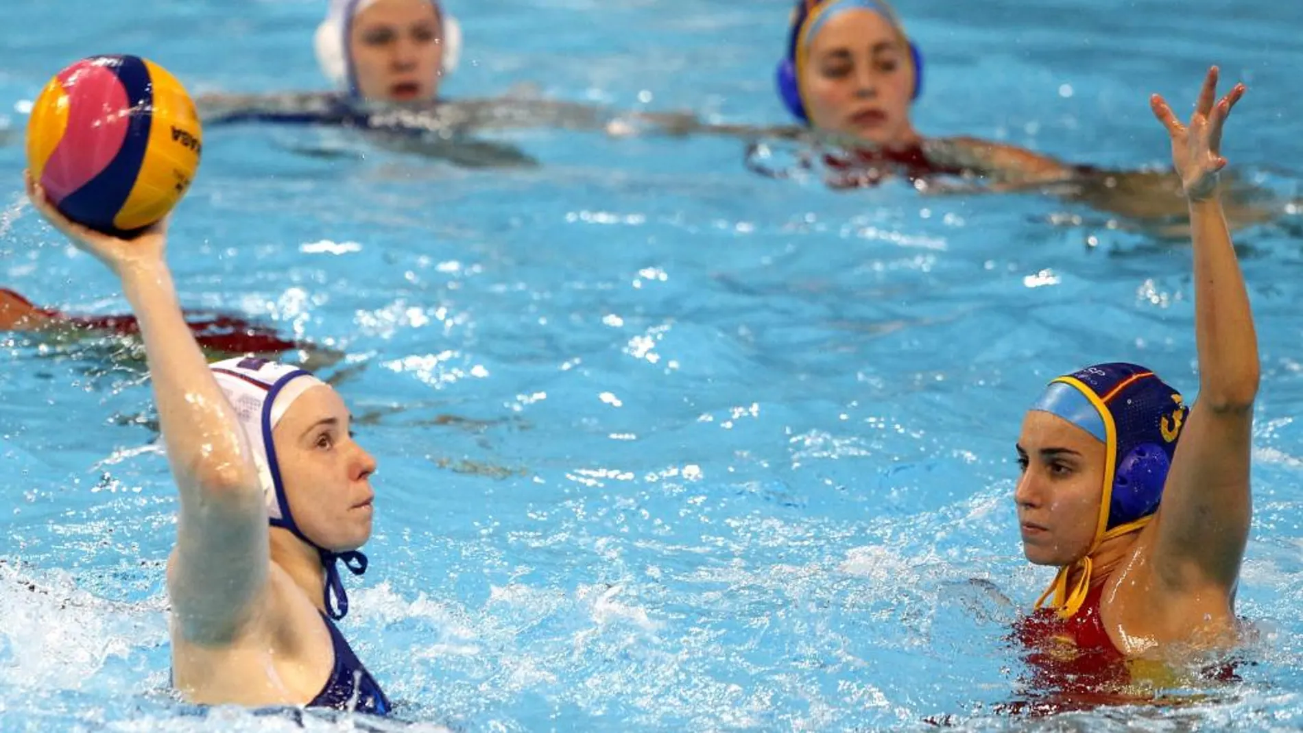 La jugadora rusa Anna Grineva en acción ante la española Anna Espar, durante el partido de cuartos de final del Campeonato de Europa de waterpolo disputado en Belgrado