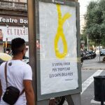 Imagen de un cartel publicitario con un lazo amarillo/Shooting