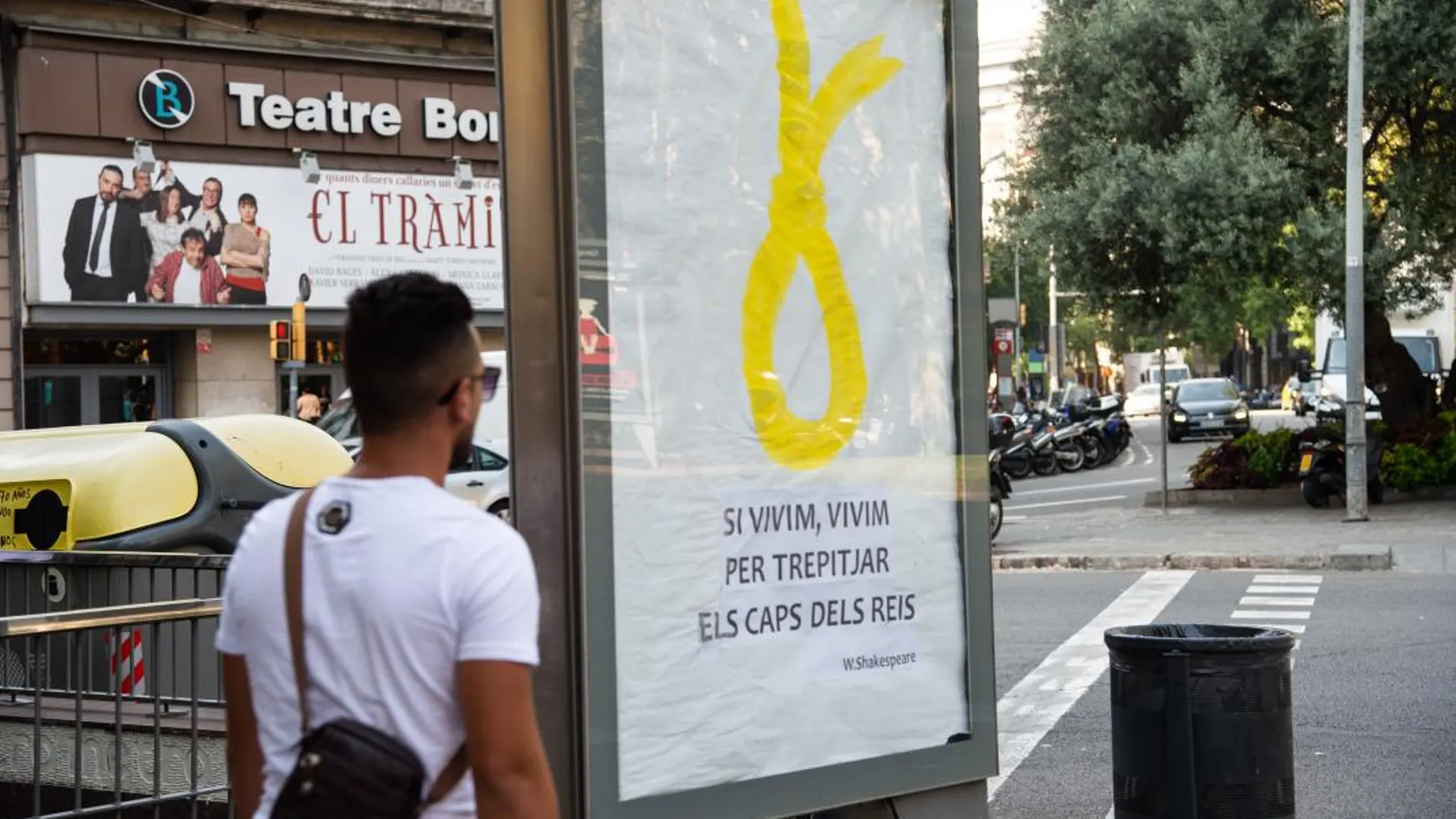 Imagen de un cartel publicitario con un lazo amarillo/Shooting