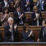 Mariano Rajoy es aplaudido por los diputados del partido tras su última intervención