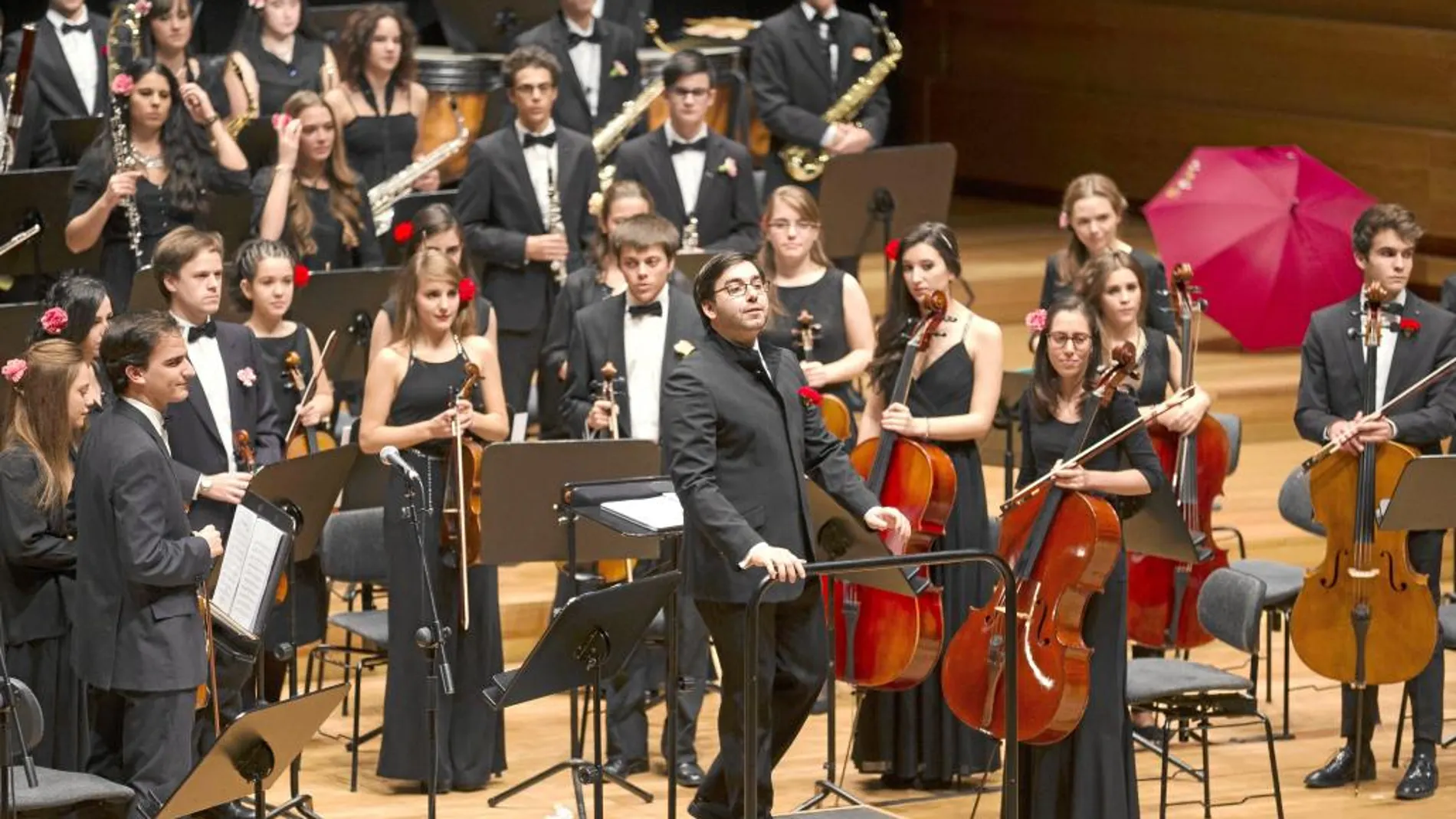 La Joven Orquesta Sinfónica de Valladolid dirigida por Ernesto Monsalve